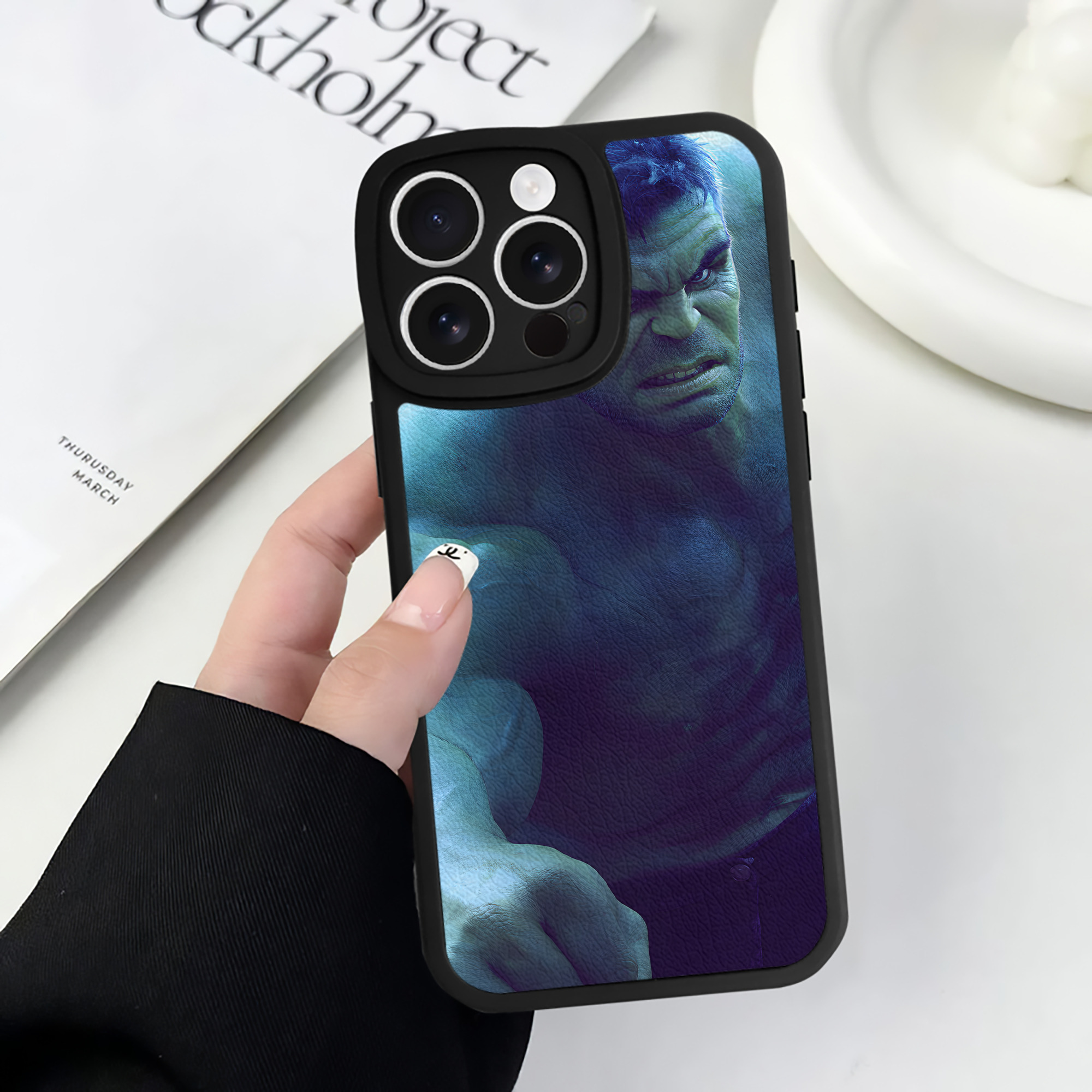 （画像用） アベンジャーズ The Avengers 【iPhone 16シリーズ対応】シリコンスマホケース（レザー調） 材質：シリコン
